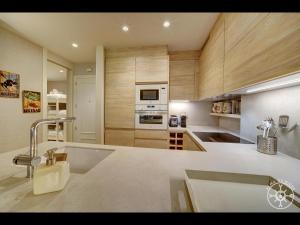 a kitchen with a sink and a stove top oven at TORTUGA de Alma de Nieve in Naut Aran
