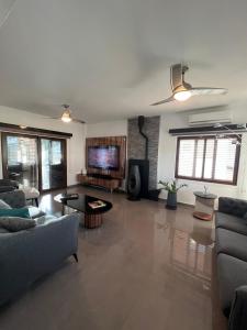 - un salon avec un canapé et une télévision dans l'établissement Ultra deluxe Villa, à Kyrenia