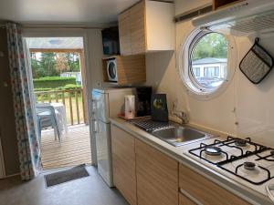 a small kitchen with a sink and a stove at Verblijfpark De Brem in Lille