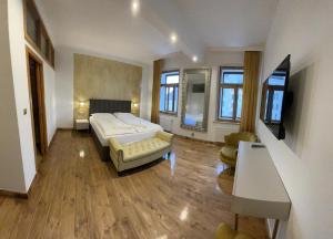 1 dormitorio grande con 1 cama y sala de estar en Pension & Restaurant Atmosféra, en Loket