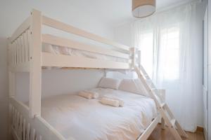 Tempat tidur susun dalam kamar di Piso con encanto en Canillejas