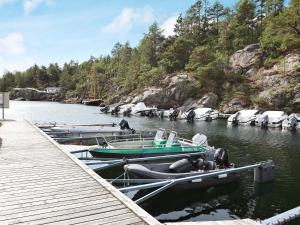 eine Gruppe von Booten, die neben einem Dock angedockt sind in der Unterkunft Holiday home Søndeled in Søndeled