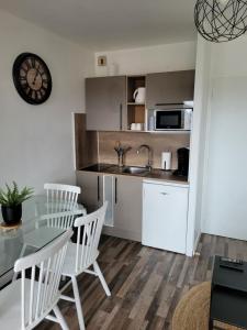 Kuchyňa alebo kuchynka v ubytovaní Studio plein centre-ville wifi