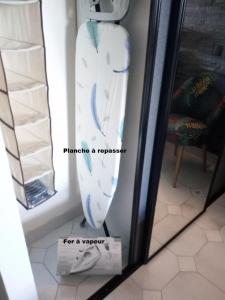 deskę surfingową opartą o ścianę w obiekcie Les arbousiers w mieście La Cadière-dʼAzur