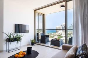sala de estar con vistas al océano en Sea View Heaven by Five Stay, en Herzliya