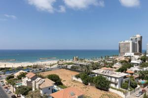 uitzicht op een stad met het strand en gebouwen bij Sea View Heaven by Five Stay in Herzliyya B