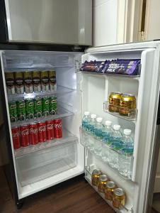 einen offenen Kühlschrank mit vielen Getränken und Soda in der Unterkunft GS Suite & Homestay in Ipoh