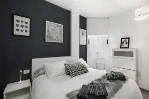 ein schwarzweißes Schlafzimmer mit einem großen Bett in der Unterkunft yojalavi sunrise in Candelaria