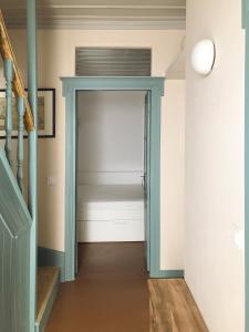 um corredor com uma porta azul numa casa em Giasemi house with sea view em Panormos