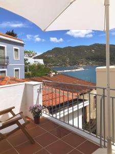 - Balcón con vistas al agua en Giasemi house with sea view en Panormos Skopelos