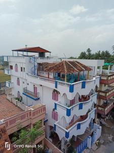 een uitzicht op een gebouw met blauw en wit bij Holi-Wood Guesthouse in Pondicherry