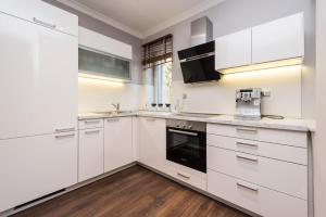 Kuhinja ili čajna kuhinja u objektu Sunset Beach Apartment