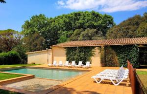 Hồ bơi trong/gần Masía restaurada con piscina privada-28 pax