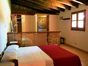 Giường trong phòng chung tại Masía restaurada con piscina privada-28 pax +30 ảnh