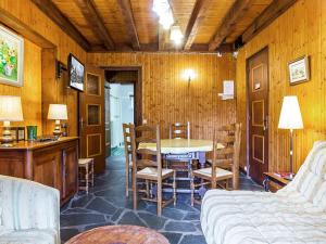 ラ・クリュサにあるAppartement La Clusaz, 3 pièces, 6 personnes - FR-1-437-16のリビングルーム(テーブル、椅子、ソファ付)