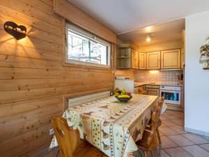 - une cuisine avec une table et un bol de fruits dans l'établissement Appartement La Clusaz, 3 pièces, 6 personnes - FR-1-437-40, à La Clusaz