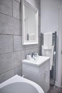 Ett badrum på Halifax Haven – Simple2let Serviced Apartments