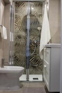 een badkamer met een douche, een toilet en een wastafel bij Lalla Home in Bari