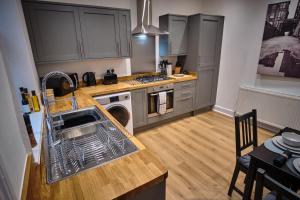 uma cozinha com um lavatório e uma máquina de lavar louça em Halifax Haven – Simple2let Serviced Apartments em Halifax