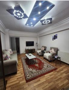 sala de estar con 2 sofás y TV en Lovely 2 bedroom vacation rental unit, en Yalova