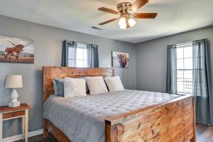 1 dormitorio con cama de madera y ventilador de techo en Quiet Kentucky Vacation Rental with Fire Pit, 