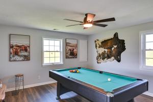 una mesa de billar en una habitación con ventilador de techo en Quiet Kentucky Vacation Rental with Fire Pit, 