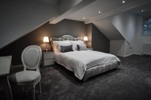 ハリファックスにあるHalifax Haven – Simple2let Serviced Apartmentsのベッドルーム(大型ベッド1台、椅子付)