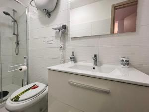 y baño con lavabo, aseo y espejo. en Tropea Comfort Room en Tropea