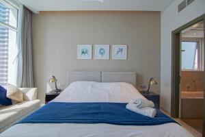 Ένα ή περισσότερα κρεβάτια σε δωμάτιο στο Luxury Hotel Apartment With A Canal View