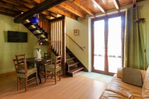 マツァーラ・デル・ヴァッロにあるBaglio Sciacca - Xenia Sicily Villasのリビングルーム(テーブル、椅子、階段付)