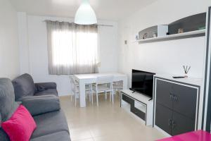 uma sala de estar com um sofá e uma mesa em Apartamento Completo Clara Campoamor Carboneras em Carboneras