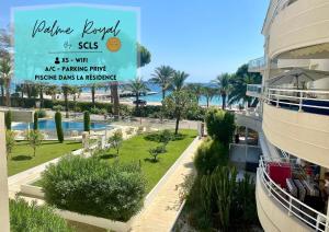 widok na plażę z balkonu ośrodka wypoczynkowego w obiekcie Palme Royale By SCLS Locations w Cannes