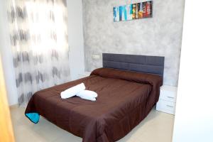 um quarto com uma cama com duas almofadas em Apartamento Completo Clara Campoamor Carboneras em Carboneras