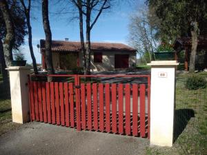 una puerta roja delante de una casa en maison en Périgord proche Beynac et Sarlat en Cénac-et-Saint-Julien