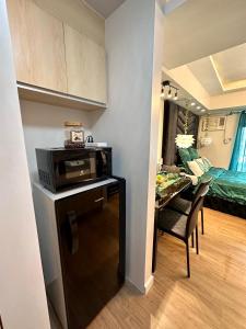 a small room with a kitchen and a dining room at Queen Size Studio in Solinea, Cebu City in Cebu City
