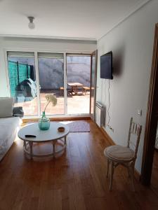 TV a/nebo společenská místnost v ubytování Apartamento con terraza