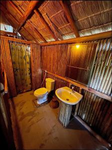 La salle de bains est pourvue de toilettes et d'un lavabo. dans l'établissement Bamboo Hideaway, Bungalows with Pool and Kitchen, à Ko Mak
