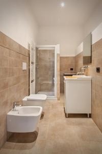 サン・ピエトロ・イン・カリアーノにあるVilla Oleandriのバスルーム(トイレ2つ、シンク、バスタブ付)