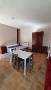 a room with a table and chairs and a bed at Il borgo di Cornillo in Meggiano +13 photos