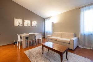 uma sala de estar com um sofá e uma mesa em Casa Perotti Pallone em Verona