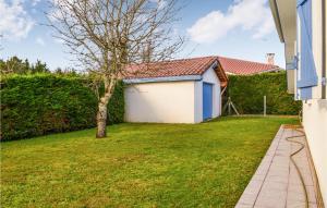 un patio con un garaje blanco y un árbol en Nice Home In Seyresse With Outdoor Swimming Pool, en Seyresse
