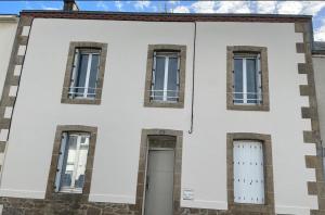 een wit gebouw met vier ramen en twee deuren bij gitele25 - 10mn du PuyduFou in La Verrie