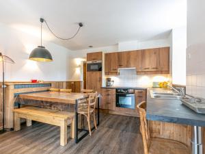 ラ・クリュサにあるAppartement La Clusaz, 4 pièces, 8 personnes - FR-1-437-24のキッチン(木製キャビネット、テーブル、椅子付)