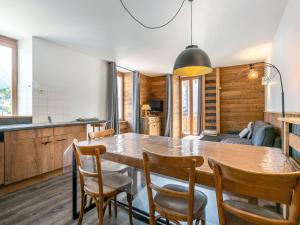 ラ・クリュサにあるAppartement La Clusaz, 4 pièces, 8 personnes - FR-1-437-24のキッチン、ダイニングルーム(木製のテーブルと椅子付)