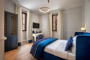 um quarto com uma cama e uma secretária num quarto em Navona Sky Palace em Roma