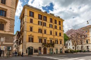 um edifício amarelo no lado de uma rua em Navona Sky Palace em Roma