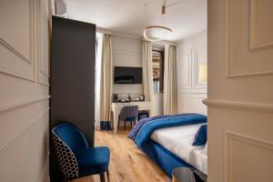 um quarto de hotel com uma cama e uma secretária em Navona Sky Palace em Roma