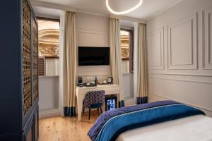 een slaapkamer met een bureau en een bed en een bureau bij Navona Sky Palace in Rome