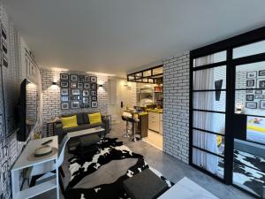 eine Küche und ein Wohnzimmer mit einer Kuhdecke auf dem Boden in der Unterkunft Appartement Flandre in Paris