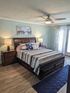 a bedroom with a bed and a ceiling fan at Biloxi Beach Condo-B in Biloxi
